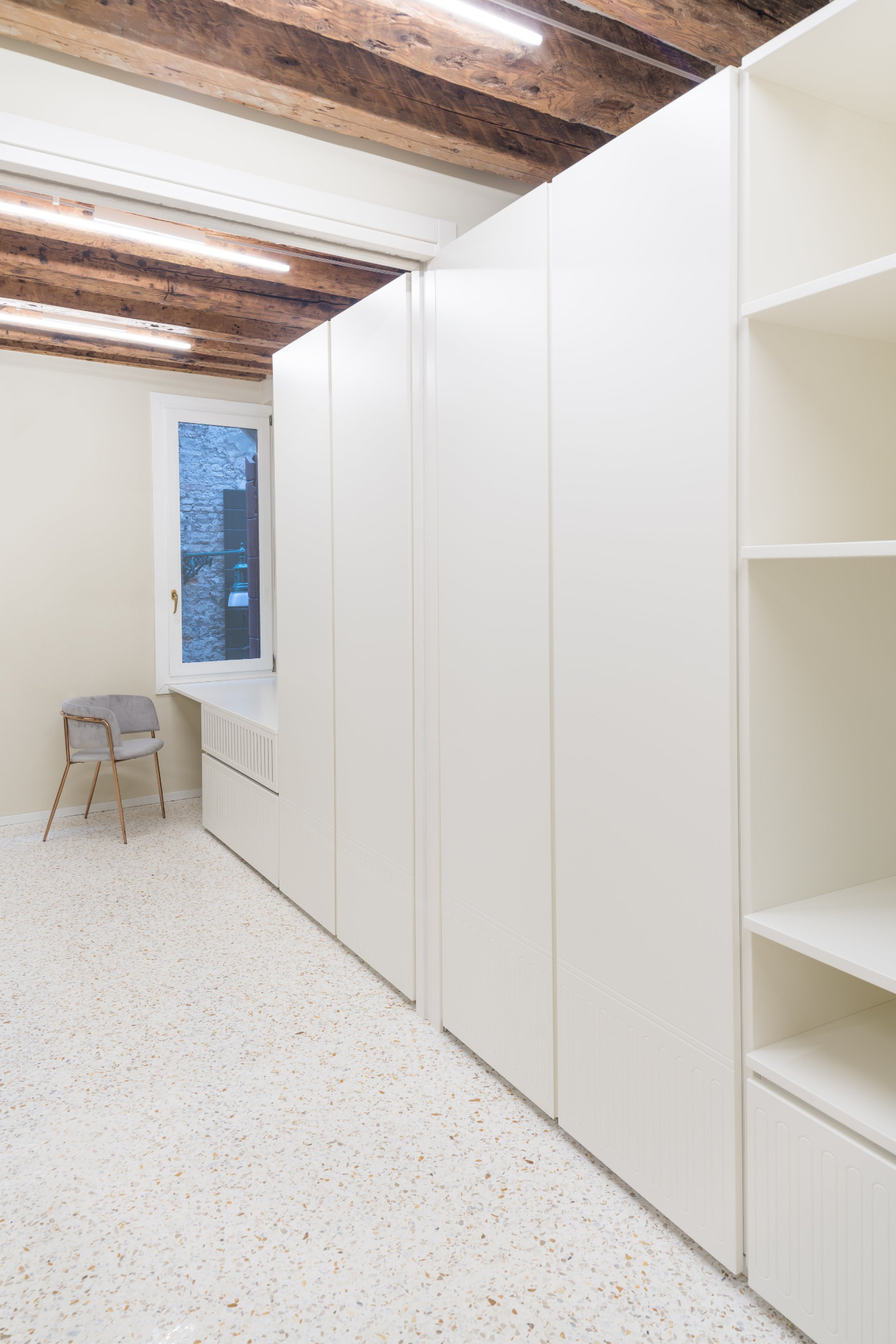 Interno con armadi bianchi e travi a vista – Gold‑En‑Trance, Venezia