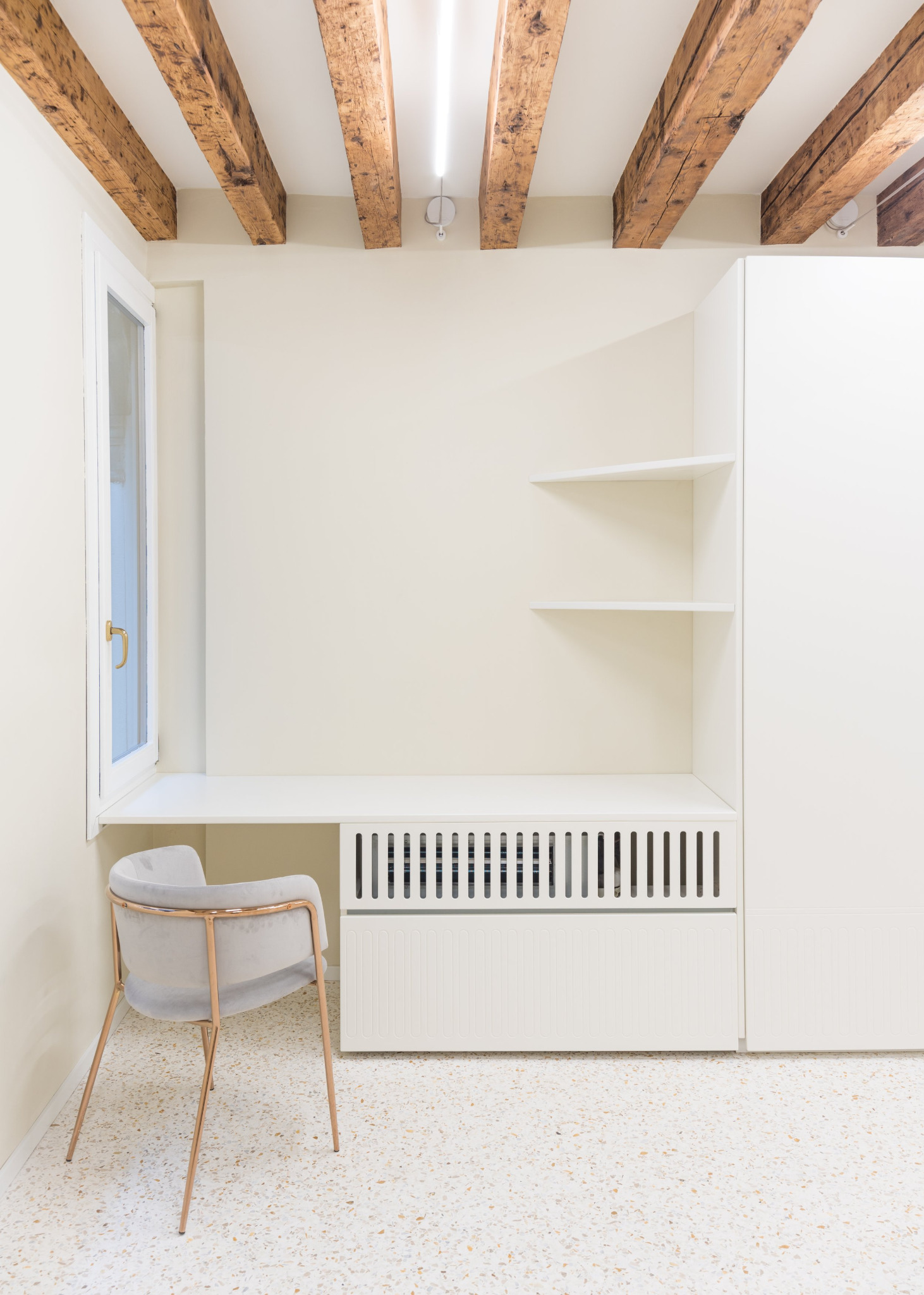 Interno con pareti bianche e porta – Gold‑En‑Trance, Venezia