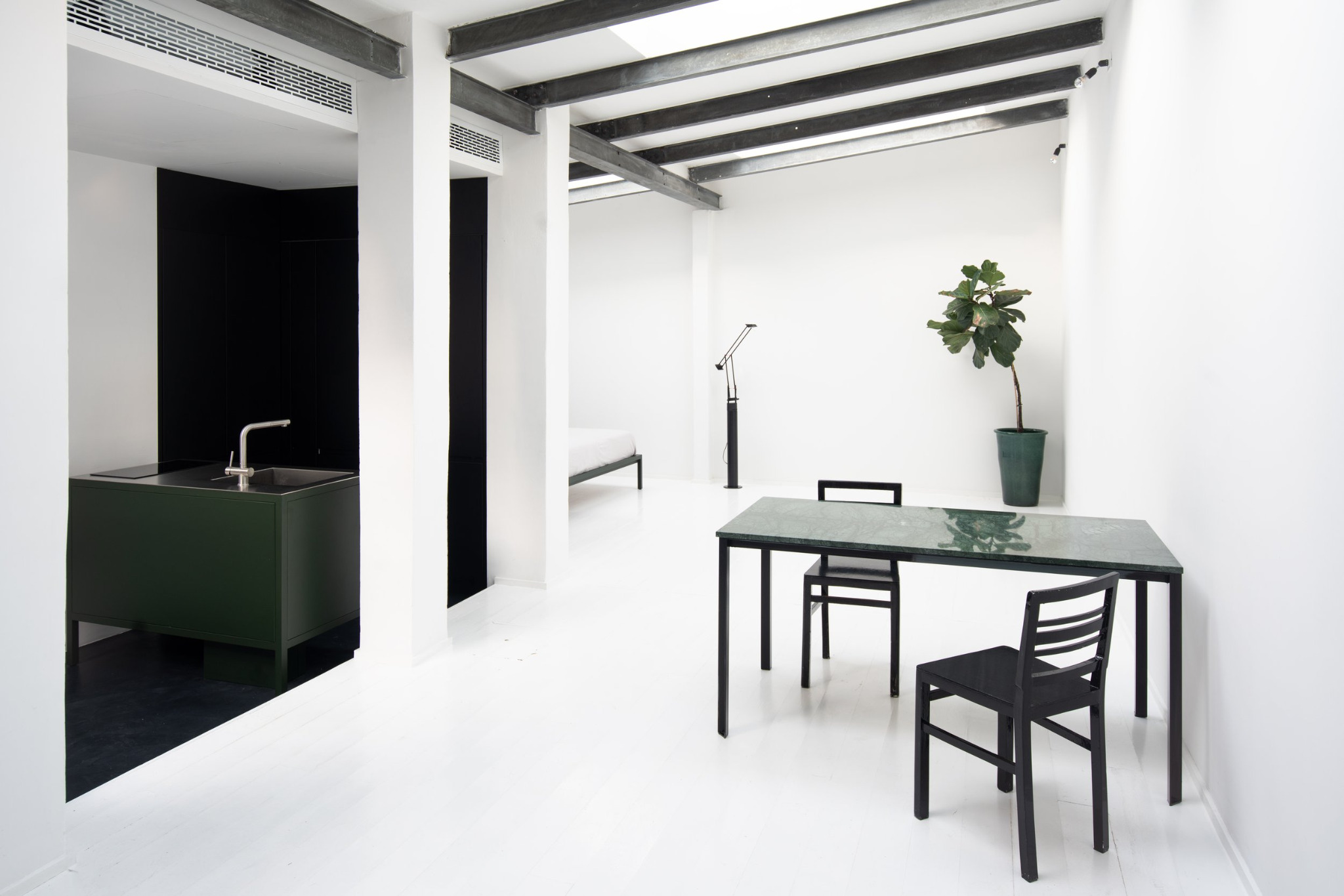 Loft a Venezia - Sala pranzo illuminata con luce naturale