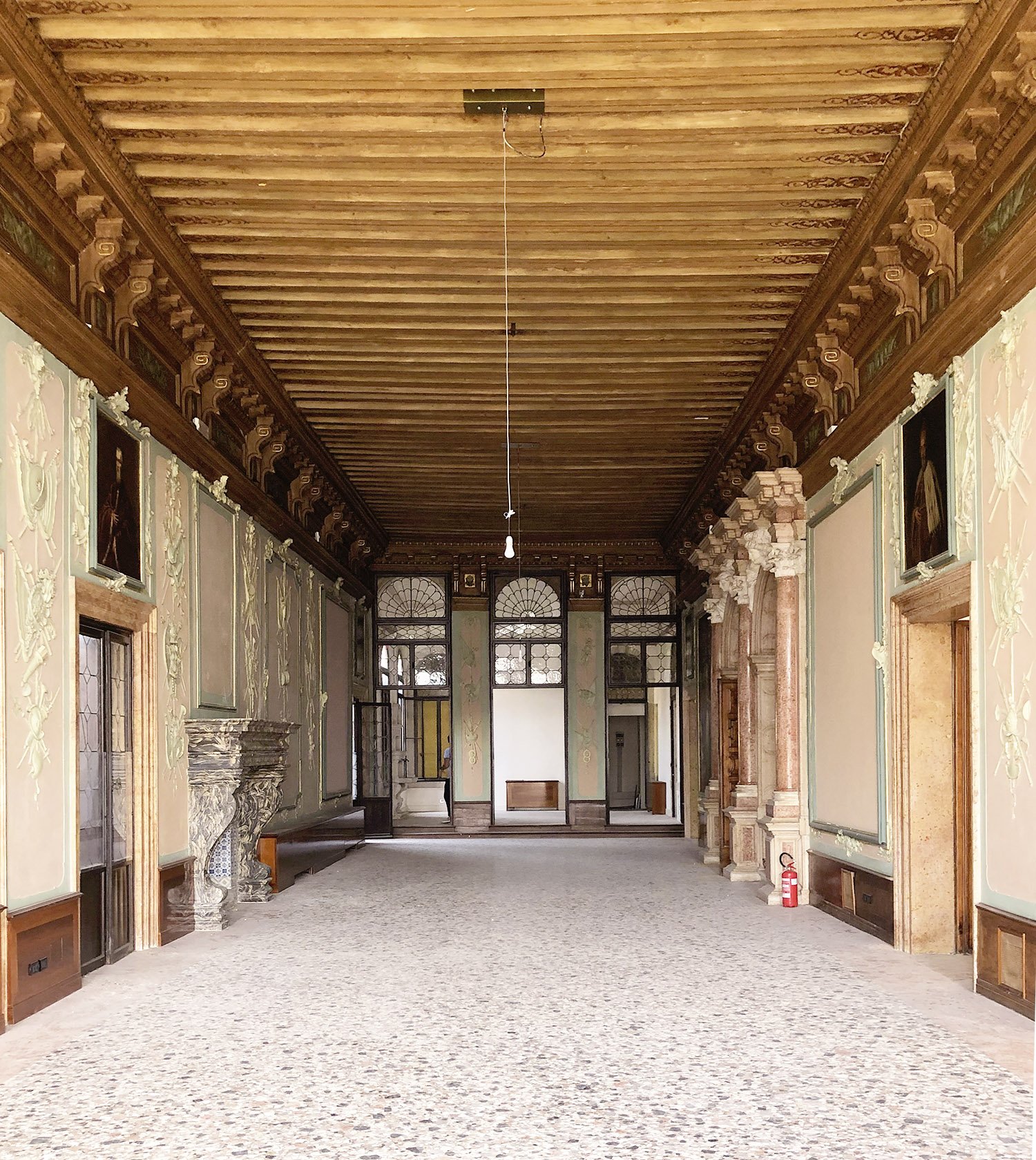 Render della sala conferenze al primo piano con travi a vista, Fondazione Venezia