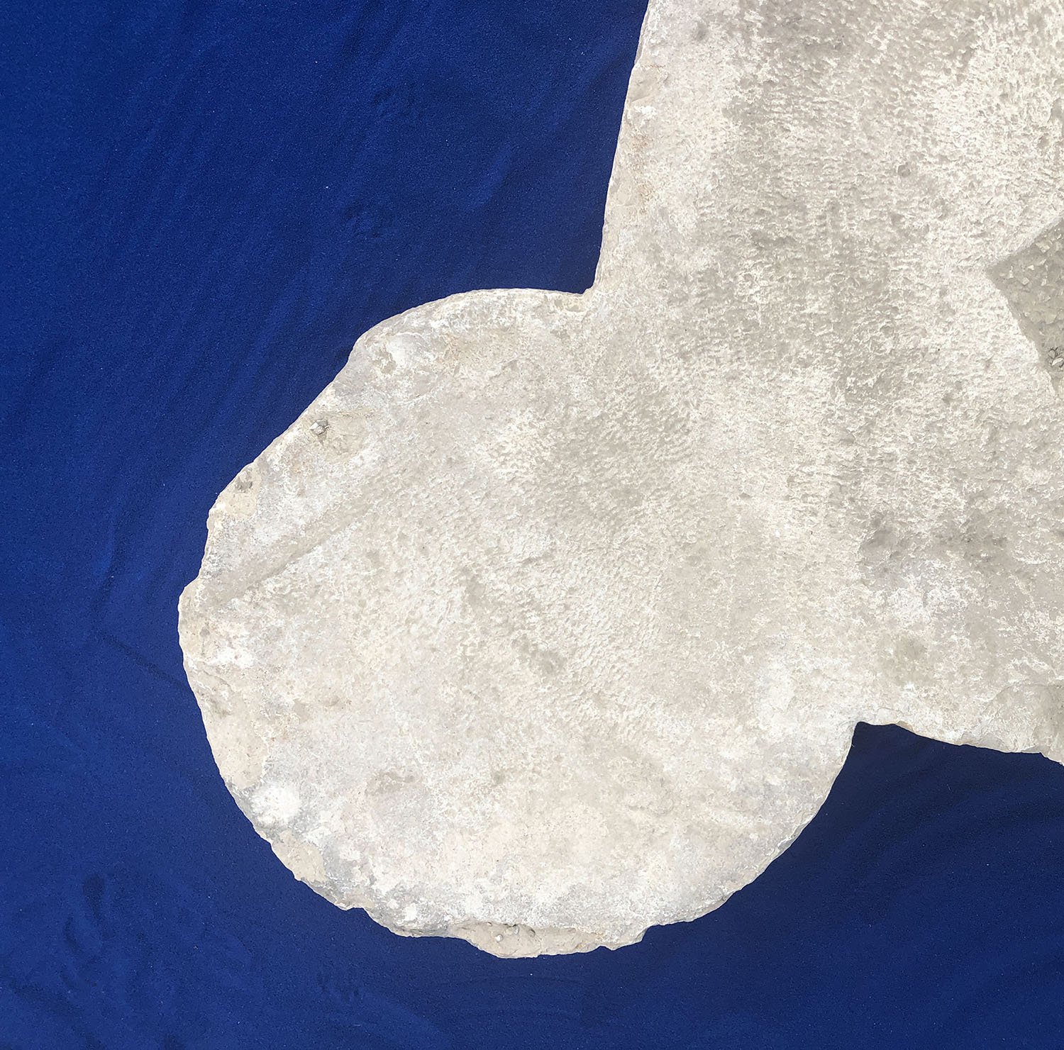 Vista ravvicinata della pietra su fondo blu cobalto