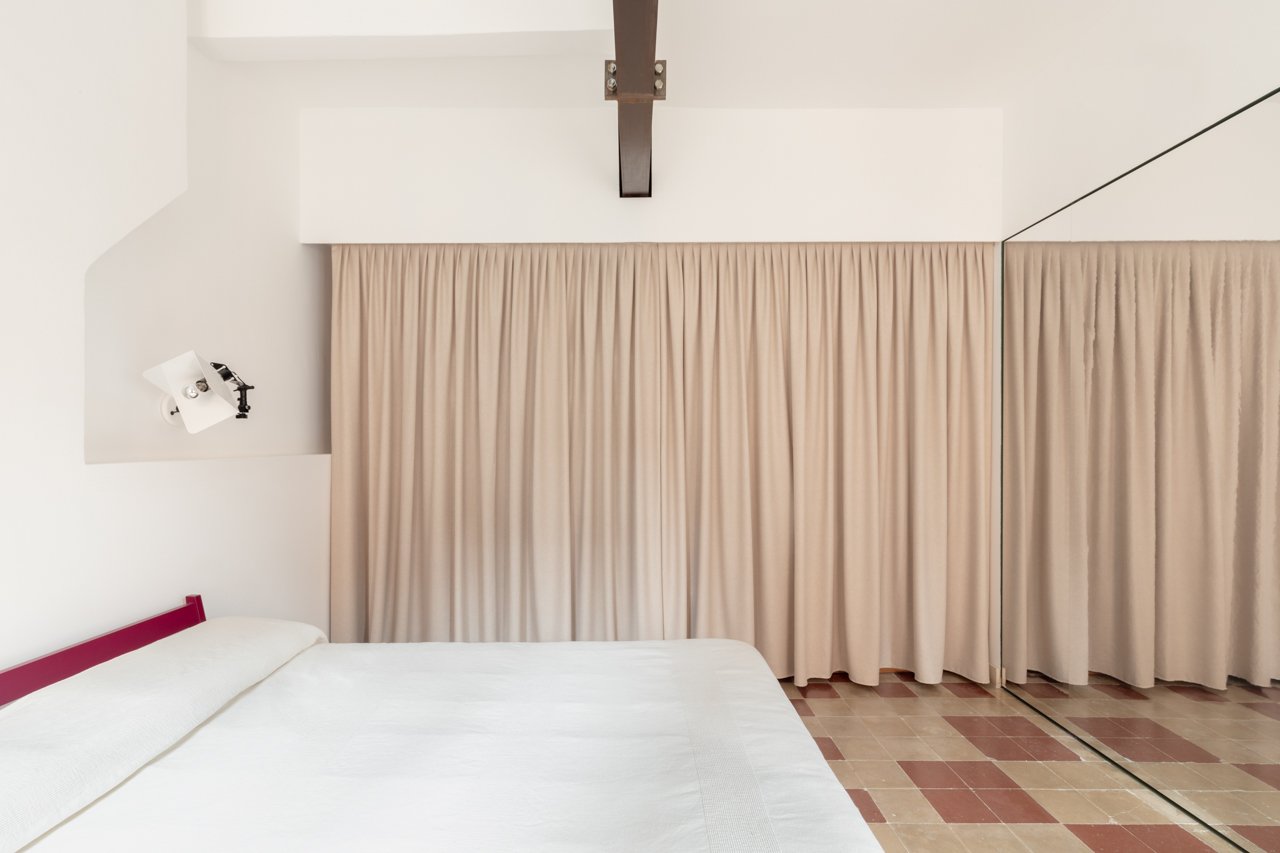 Tenda beige in camera da letto con trave a vista